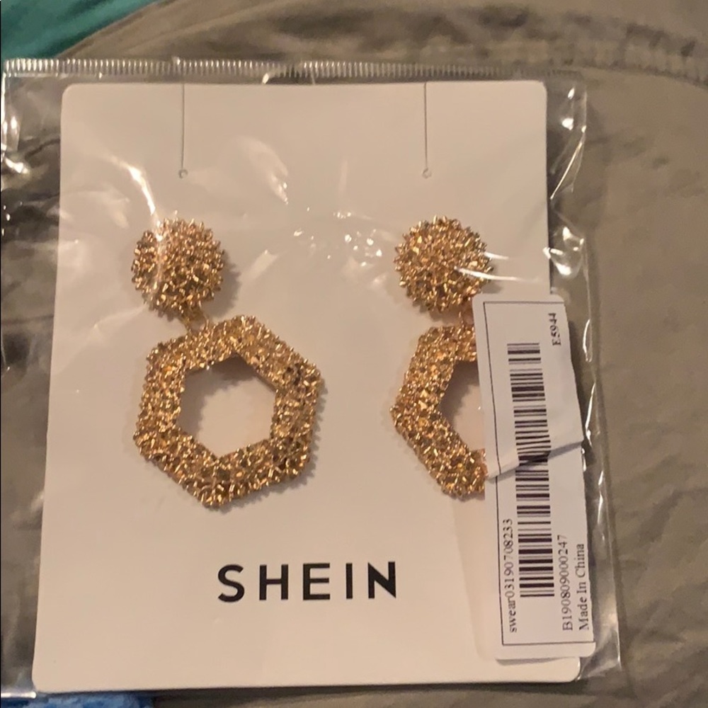 Gold starfish detail hoop earrings